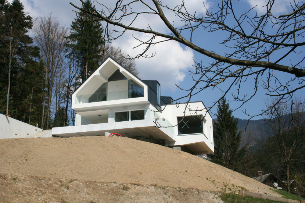 Stanovanjska hiša v Železnikih